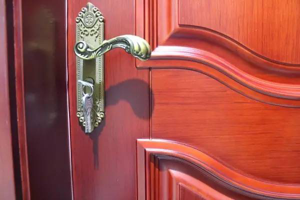 news-Runcheng Chuangzhan-The solid wood door PK veneer wooden door-img